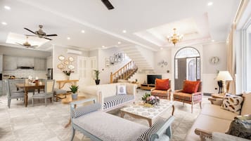 Villa, 4 chambres, piscine privée | Coin séjour