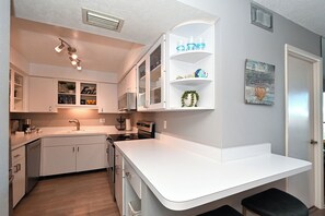 Fridge, microwave, oven, stovetop - Harbor Towers 509 - Tropical Sands Accommodations (Siesta Key)
