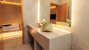 A modern bathroom with a wooden vanity, a large mirror, and a woven basket with flowers. - Casa Rosario Bed & City Oaxaca (Oaxaca)