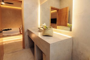 A modern bathroom with a wooden vanity, a large mirror, and a woven basket with flowers. - Casa Rosario Bed & City Oaxaca (Oaxaca)