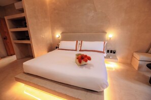 Deluxe Studio Suite, City View | In-room safe, iron/ironing board, free WiFi - Casa Rosario Bed & City Oaxaca (Oaxaca)