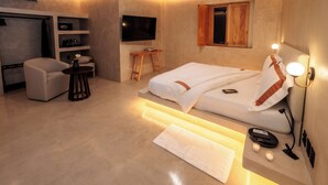 A modern hotel room with a bed, a desk, a chair, a TV, and a ceiling fan. - Casa Rosario Bed & City Oaxaca (Oaxaca)