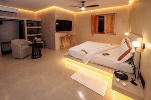 A modern hotel room with a bed, a desk, a chair, a TV, and a ceiling fan. - Casa Rosario Bed & City Oaxaca (Oaxaca)