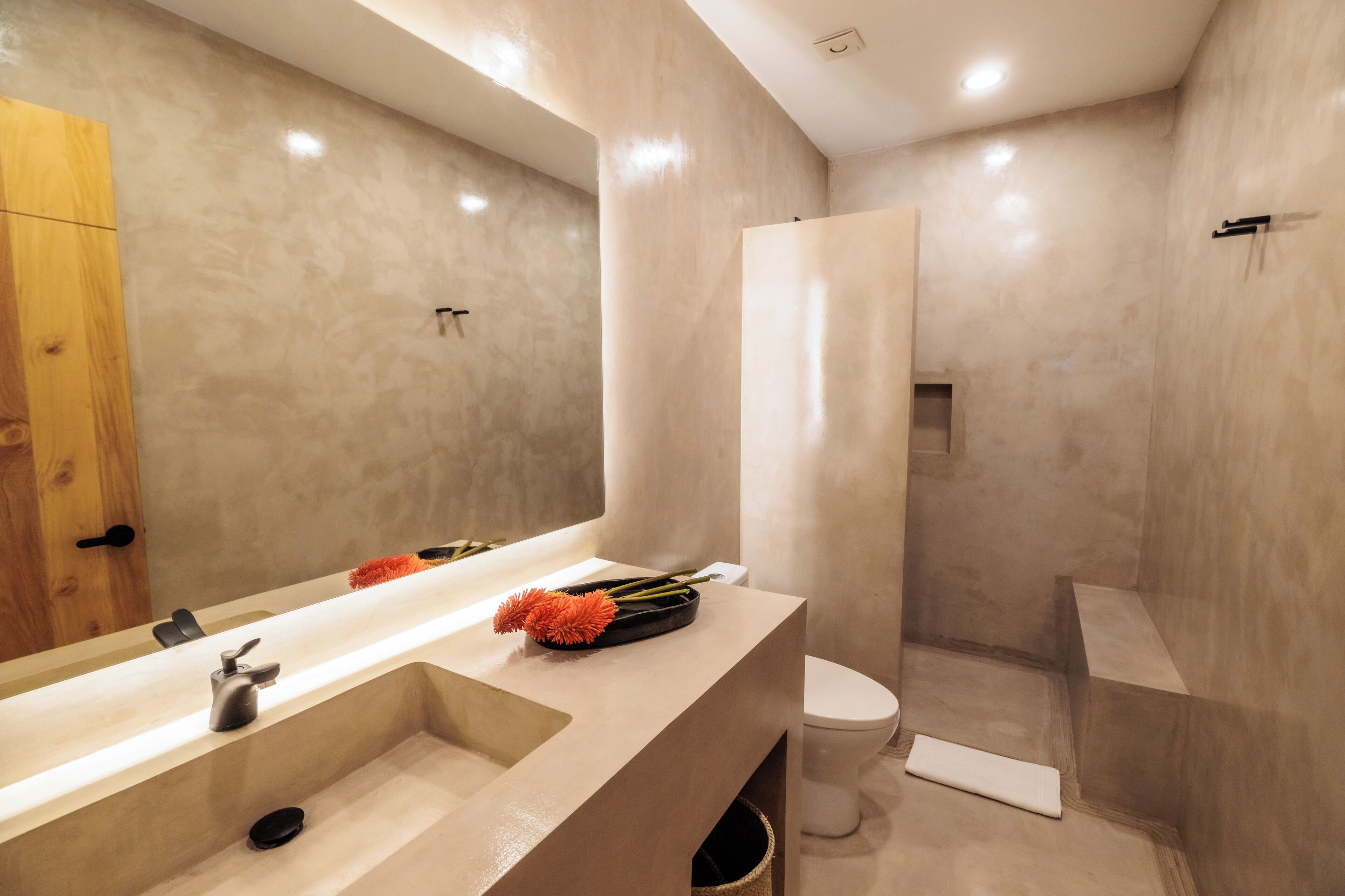 Suite estudio de lujo, vistas a la ciudad | Baño | Secador de pelo, zapatillas, toallas y jabón