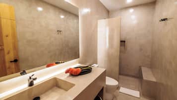 Suite estudio de lujo, vistas a la ciudad | Baño | Secador de pelo, zapatillas, toallas y jabón