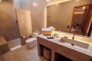 Deluxe Studio Suite, City View | Bathroom - Casa Rosario Bed & City Oaxaca (Oaxaca)