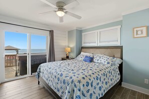 4 bedrooms, travel cot, WiFi, bed sheets - Steps to the Sand • Sleeps 12 • Hot Tub • Grill (North Topsail Beach)