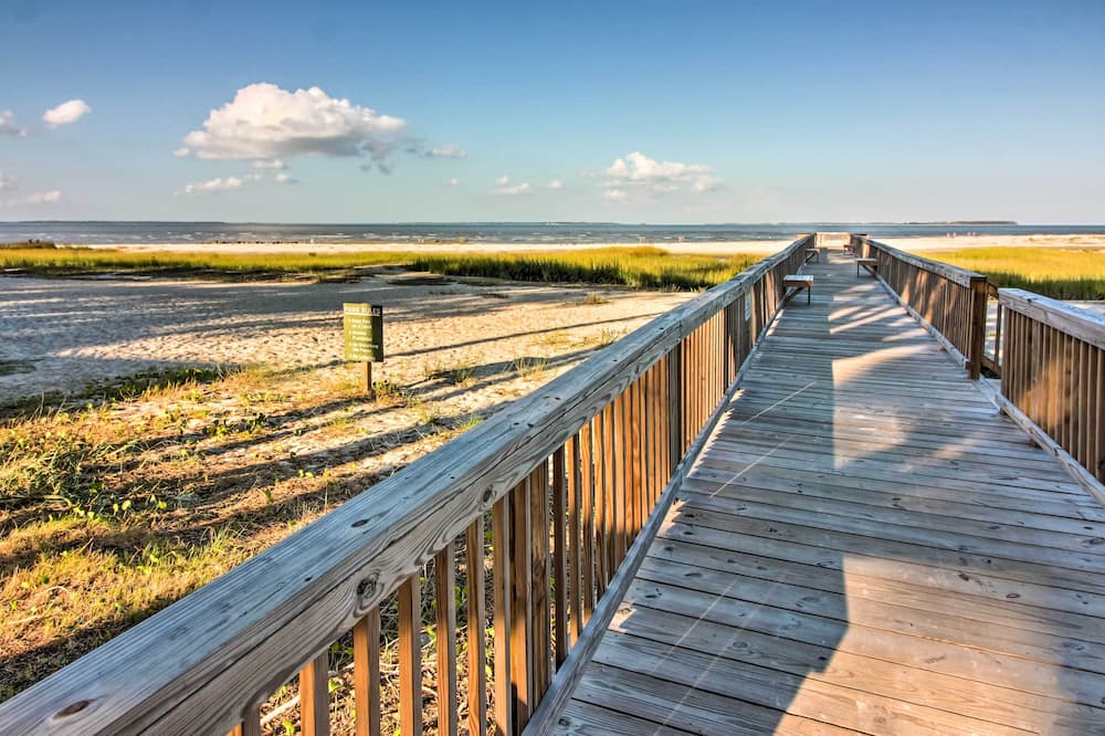 Beachfront Getaway! Hilton Head Resort Condo - Burkes Beach, SC