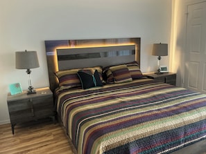 1 bedroom, desk, free WiFi - N Scottsdale Near Mayo Clinic Stylish 1st Floor Condo King Bed Pool Gym (Scottsdale)