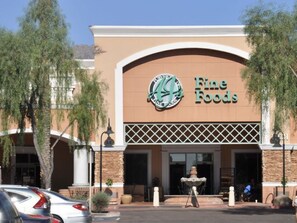 Exterior - N Scottsdale Near Mayo Clinic Stylish 1st Floor Condo King Bed Pool Gym (Scottsdale)