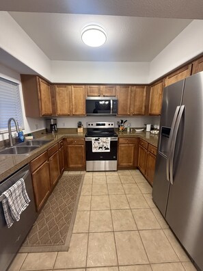 Fridge, microwave, oven, stovetop - N Scottsdale Near Mayo Clinic Stylish 1st Floor Condo King Bed Pool Gym (Scottsdale)