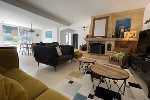 TV, ping pong - Magnificent, Fully Equipped Villa with Private Pool, 10 Minutes from Aix-en-Provence (Ventabren)