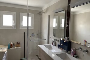 Shower, hair dryer, towels - Magnificent, Fully Equipped Villa with Private Pool, 10 Minutes from Aix-en-Provence (Ventabren)
