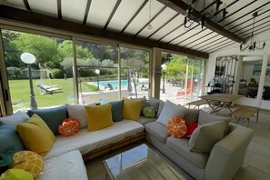 TV, ping pong - Magnificent, Fully Equipped Villa with Private Pool, 10 Minutes from Aix-en-Provence (Ventabren)