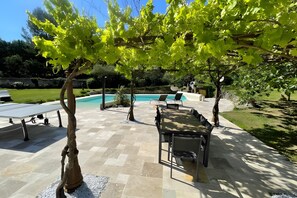 Outdoor dining - Magnificent, Fully Equipped Villa with Private Pool, 10 Minutes from Aix-en-Provence (Ventabren)