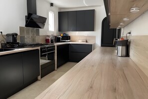 Fridge, microwave, oven, stovetop - Magnificent, Fully Equipped Villa with Private Pool, 10 Minutes from Aix-en-Provence (Ventabren)