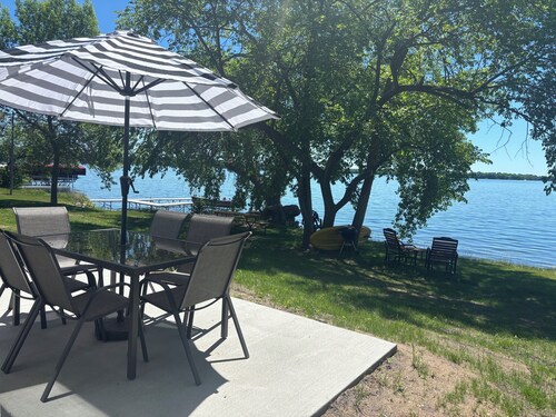  Waters Edge Cabin on Big McDonald Lake-Pickleball-Bike path-swimming-fishing