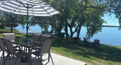 Waters Edge Cabin on Big McDonald Lake-Pickleball-Bike path-swimming-fishing