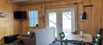  Waters Edge Cabin on Big McDonald Lake-Pickleball-Bike path-swimming-fishing