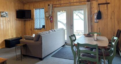 Waters Edge Cabin on Big McDonald Lake-Pickleball-Bike path-swimming-fishing