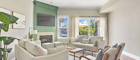 Smart TV, chimenea y libros