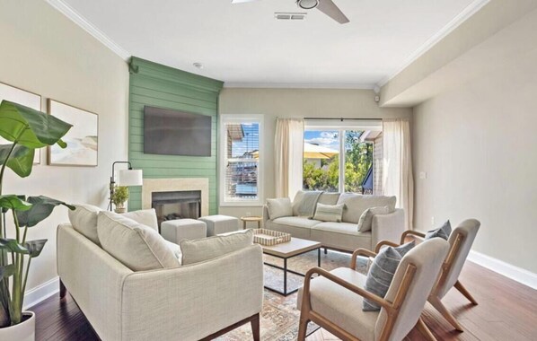 Smart TV, fireplace, books - Lakefront 3-bedroom townhome with private deck. Prime location! (North Charleston)