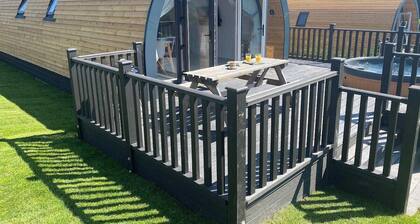 Starling Lodge - 2 bed, air con, hot tub, A/C, accessible, stunning views