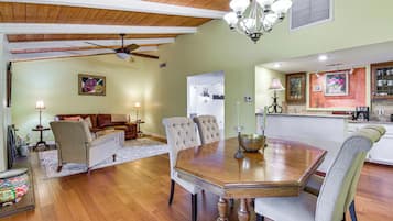 House (3 Bedrooms) | Interior