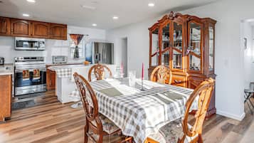 House (3 Bedrooms) | Interior