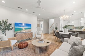 Smart TV, books, offices - Golf Cart Included, Close to Beach, Gated Community, Resort Pool (Santa Rosa Beach)