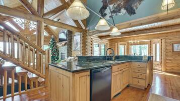 House (4 Bedrooms) | Interior