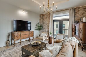 Apartment (2 Bedrooms) | Front of property - Historic Lawrenceburg Loft: Balcony + Square Views (Lawrenceburg)