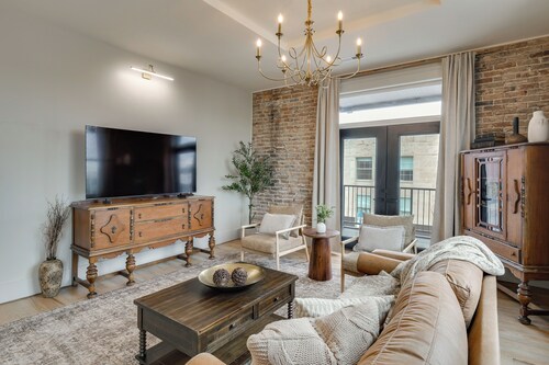 Historic Lawrenceburg Loft: Balcony + Square Views