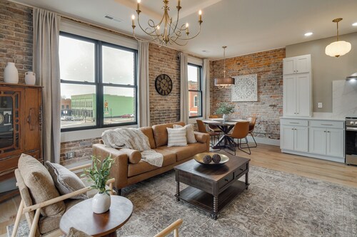 Historic Lawrenceburg Loft: Balcony + Square Views