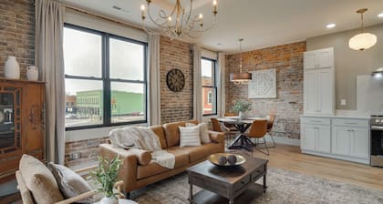 Historic Lawrenceburg Loft: Balcony + Square Views