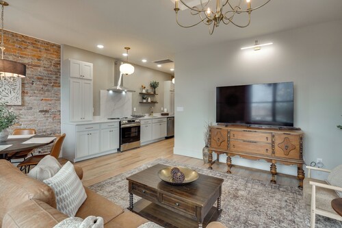 Historic Lawrenceburg Loft: Balcony + Square Views