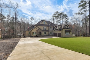 House (5 Bedrooms) | Interior