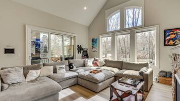 House (5 Bedrooms) | Interior