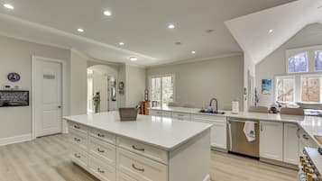 House (5 Bedrooms) | Interior