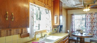 10 Mi to Tehachapi Mountain Park: Mtn-view Cabin!