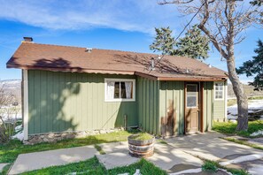 House (1 Bedroom) | Interior - 10 Mi to Tehachapi Mountain Park: Mtn-view Cabin! (Tehachapi)