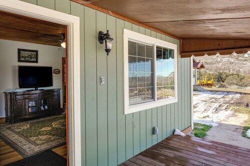 10 Mi to Tehachapi Mountain Park: Mtn-view Cabin!