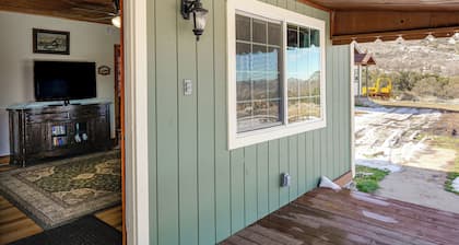 10 Mi to Tehachapi Mountain Park: Mtn-view Cabin!