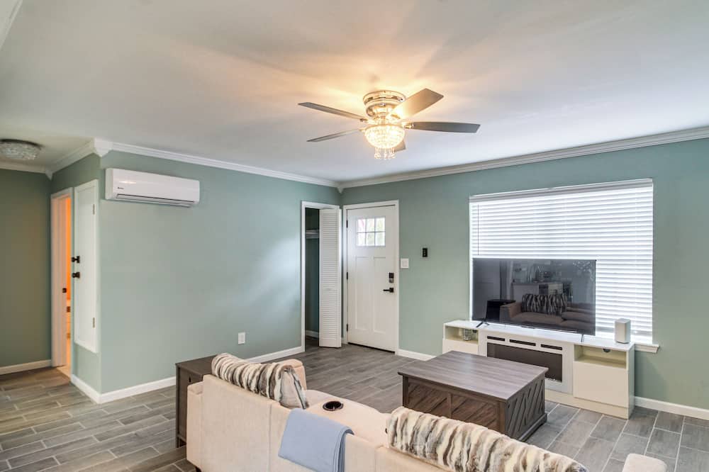 Fun in the Sun w/ Family - Pensacola Duplex + Yard - Navy Point, FL