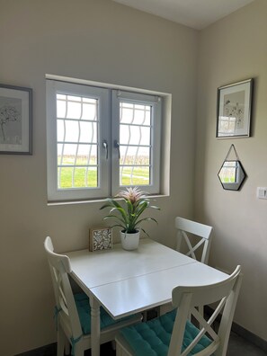 Dining - Cosy 2-bedroom cottage among vineyards & forest — Bordeaux region (Massugas)