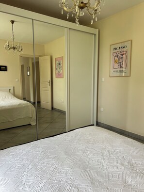2 bedrooms, iron/ironing board, WiFi, bed sheets - Cosy 2-bedroom cottage among vineyards & forest — Bordeaux region (Massugas)