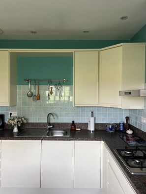 Private kitchen - Cosy 2-bedroom cottage among vineyards & forest — Bordeaux region (Massugas)