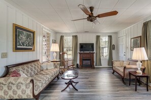 House (3 Bedrooms) | Interior - 2-acre Farmhouse w/ Animals! Allendale Retreat (Allendale)