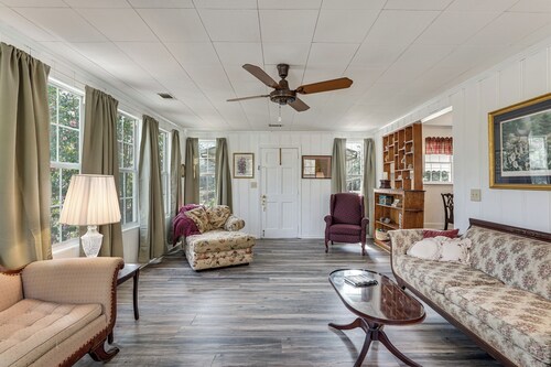 2-acre Farmhouse w/ Animals! Allendale Retreat