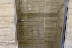Séchoir à cheveux, serviettes fournies, shampooing, papier de toilette